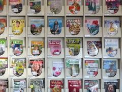 Zeitschriften im Zeitschriftenregal der Mediathek.