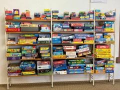 Viele Spiele stehen in einem Regal.