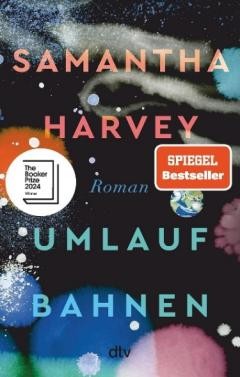 Das Cover des Romans zeigt einen abstrakten, kosmisch inspirierten Hintergrund mit farbigen Aquarellkreisen und Punkten auf dunklem Grund, die an Planeten und Sterne erinnern. Der Name der Autorin „Samantha Harvey“ ist in großen, farblich wechselnden Buchstaben zentral platziert. Darunter steht der Titel „Umlaufbahnen“ in klarer, moderner Typografie. Auf dem Cover befinden sich zwei Auszeichnungen: ein rundes Siegel mit dem Hinweis „The Booker Prize 2024 Winner“ sowie ein rotes Label mit der Aufschrift „SPIEGEL Bestseller“. Das Design vermittelt einen poetischen und zugleich modernen Eindruck, der zur literarischen Tiefe des Romans passt.