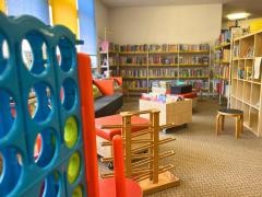 In der Mediathek stehen verschiedene Spielzeuge für Kinder. Darunter eine Murmelbahn.
