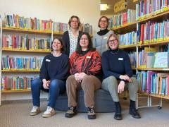 Die Mitarbeiterinnen der Mediathek Waldkirch in der Mediathek. In der vorderen Reihe sitzen von links Tanja Michler, Katharina Höfler-Werhahn und Ulrike Spitz-Hess. In der Reihe dahinter stehen von links Jessica Schörder und Almuth Frauendorf. ler