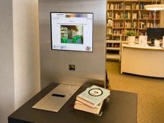 Auf dem Selbstverbucher-Terminal liegen verschiedene Bücher.