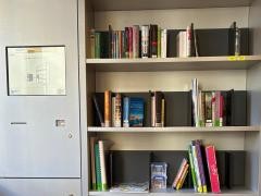 Innenansicht der Mediathek Waldkirch. Zu sehen ist das Intelligente Rückgaberegal mit vollgepackten Regalen.