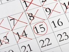 Auf einem Kalender sind alle Tag bis zum 15. durchgestrichen. Der 15. ist rot umkreist.
