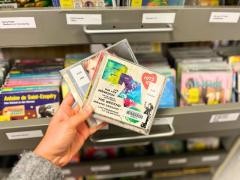 Eine Person hält zwei CDs in der Hand.