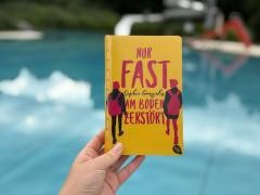 Cover des Romans Nur fast am Boden zerstört im Schwimmbad.