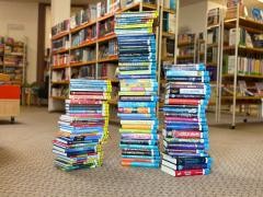 Ein Stapel Bücher liegt in der Mediathek.