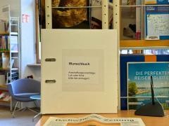 Auf einem weißen Ordner in der Mediathek steht "Wunschbuch".