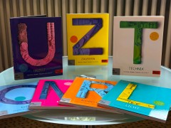 Auf einem Tisch liegen verschiedene Bücher aus der Medienbox Alphabet.