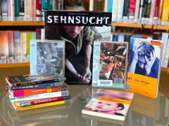 Auf einem Tisch liegen verschiedene Medien aus der Medienbox "Drogen und Sucht".