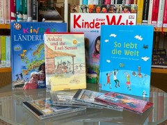 Auf einem Tisch liegen verschiedene Medien aus der Medienbox "Kinder der Welt".
