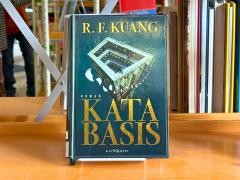 In einem Regal steht das Buch Katabasis.