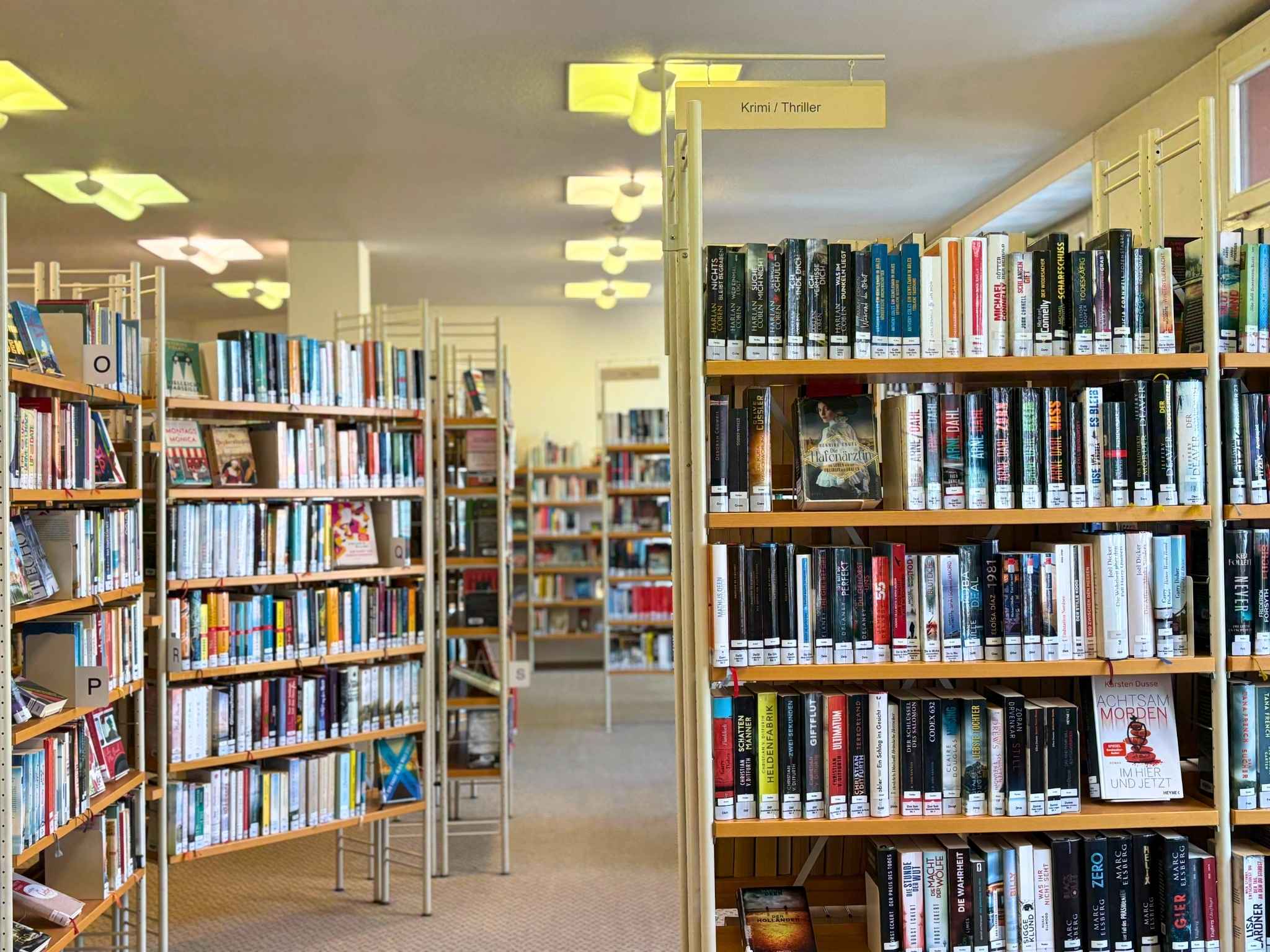 Innenansicht der Waldkircher Mediathek, in der Regale mit einer Vielzahl von B&uuml;chern gef&uuml;llt sind. 