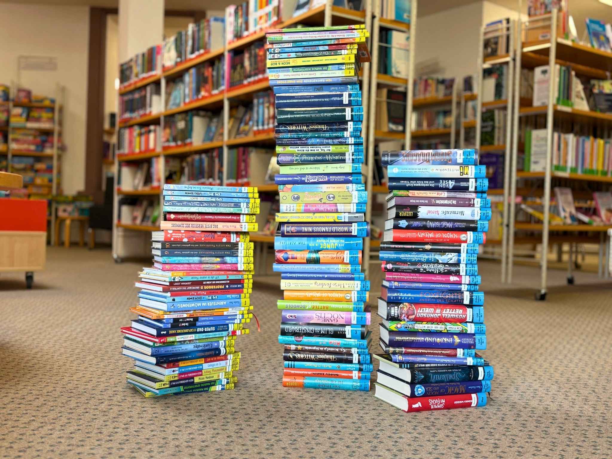 Ein Stapel B&uuml;cher liegt in der Mediathek.
