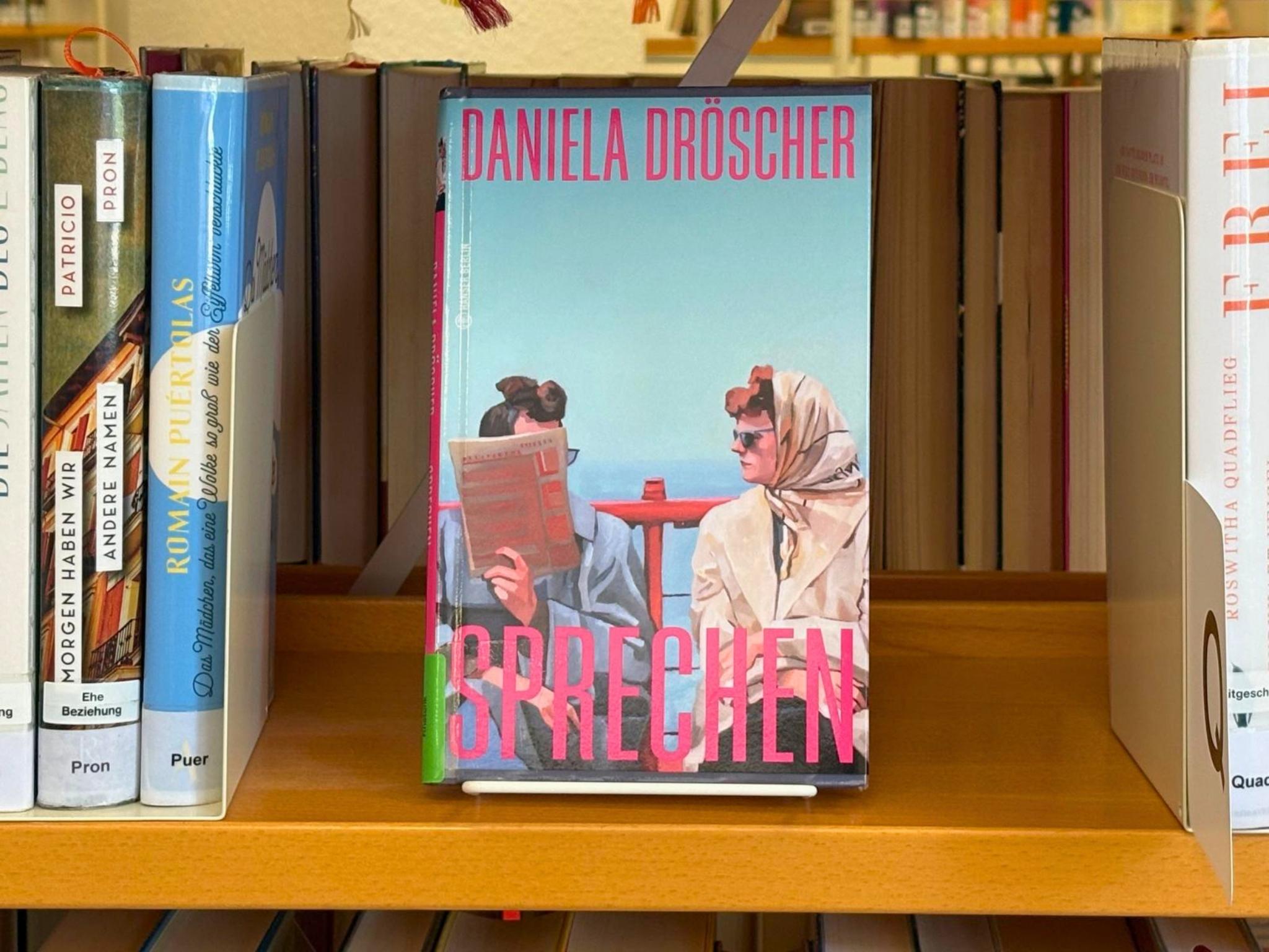 In einem Regal steht das Buch Sprechen von Daniela Dr&ouml;scher.